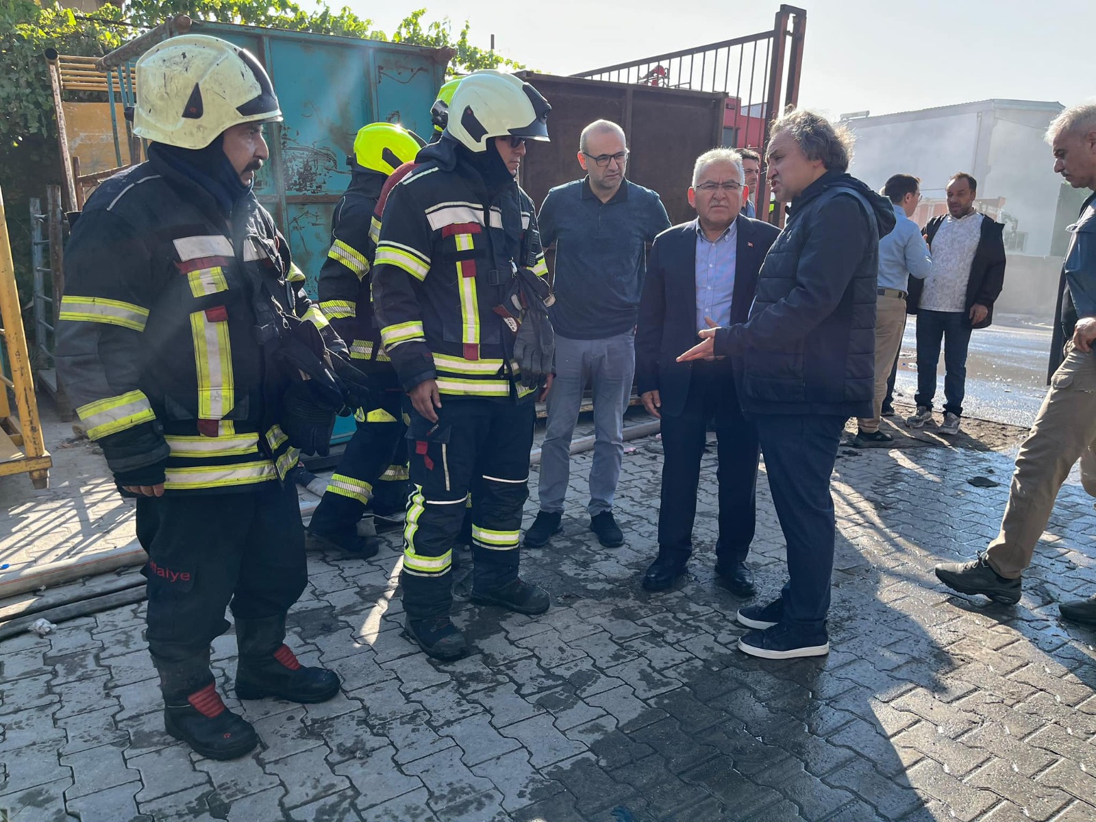 Yangın çıkan fabrika incelendi